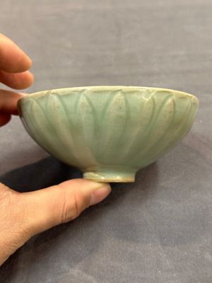 A Chinese Longquan celadon 'lotus' bowl and a large green-glazed jar, Ming and later — foto 3