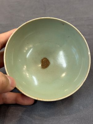 A Chinese Longquan celadon 'lotus' bowl and a large green-glazed jar, Ming and later — foto 5