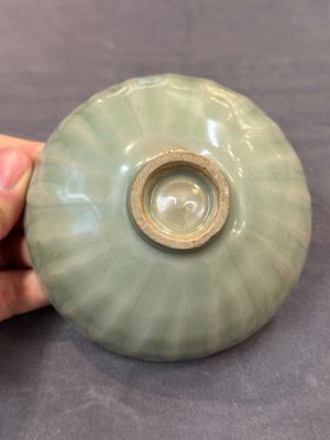 A Chinese Longquan celadon 'lotus' bowl and a large green-glazed jar, Ming and later — foto 6