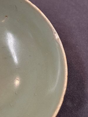 A Chinese Longquan celadon 'lotus' bowl and a large green-glazed jar, Ming and later — foto 10