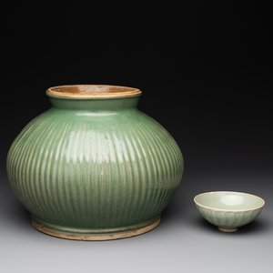 A Chinese Longquan celadon 'lotus' bowl and a large green-glazed jar, Ming and later — foto 1