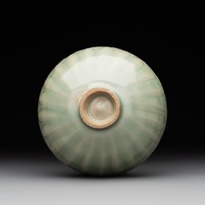 A Chinese Longquan celadon 'lotus' bowl and a large green-glazed jar, Ming and later — foto 11