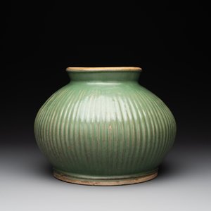 A Chinese Longquan celadon 'lotus' bowl and a large green-glazed jar, Ming and later — foto 2