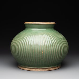 A Chinese Longquan celadon 'lotus' bowl and a large green-glazed jar, Ming and later — foto 3
