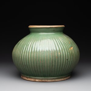 A Chinese Longquan celadon 'lotus' bowl and a large green-glazed jar, Ming and later — foto 4