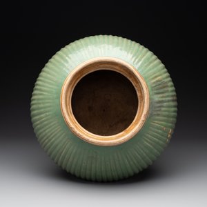 A Chinese Longquan celadon 'lotus' bowl and a large green-glazed jar, Ming and later — foto 5