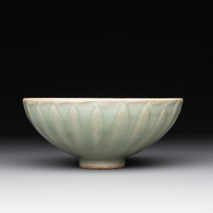 A Chinese Longquan celadon 'lotus' bowl and a large green-glazed jar, Ming and later — foto 7