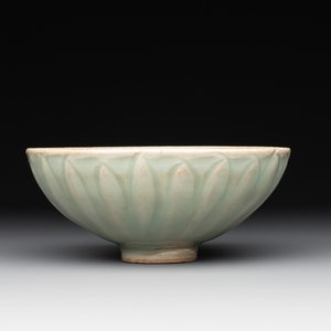 A Chinese Longquan celadon 'lotus' bowl and a large green-glazed jar, Ming and later — foto 8