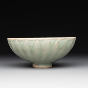 A Chinese Longquan celadon 'lotus' bowl and a large green-glazed jar, Ming and later — foto 9