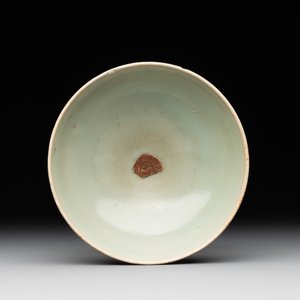 A Chinese Longquan celadon 'lotus' bowl and a large green-glazed jar, Ming and later — foto 10