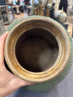 A Chinese Longquan celadon 'lotus' bowl and a large green-glazed Shiwan jar, Ming and later — photo 12