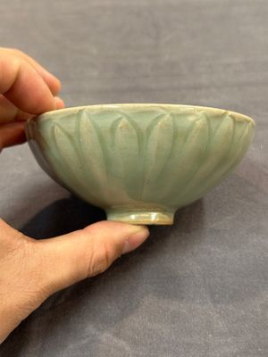 A Chinese Longquan celadon 'lotus' bowl and a large green-glazed Shiwan jar, Ming and later — photo 4