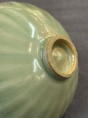 A Chinese Longquan celadon 'lotus' bowl and a large green-glazed Shiwan jar, Ming and later — photo 7