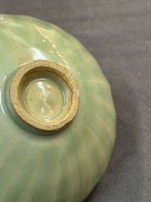A Chinese Longquan celadon 'lotus' bowl and a large green-glazed Shiwan jar, Ming and later — photo 8