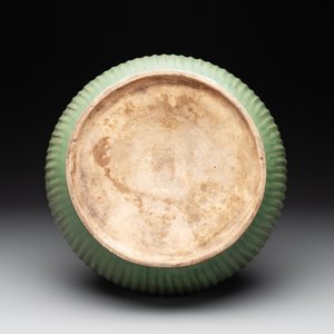 A Chinese Longquan celadon 'lotus' bowl and a large green-glazed Shiwan jar, Ming and later — photo 6