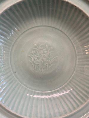A Chinese Longquan celadon 'lotus' dish, Ming — photo 2