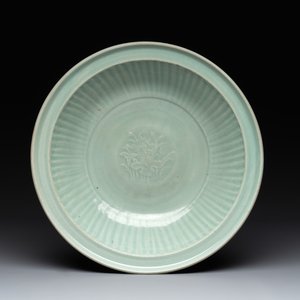 A Chinese Longquan celadon 'lotus' dish, Ming — photo 1