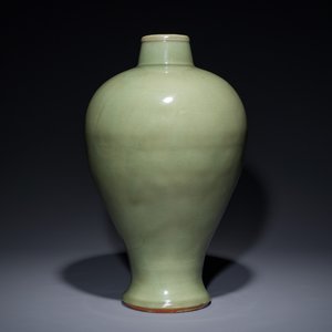 A Chinese Longquan celadon 'meiping' vase, Ming — 照片 1