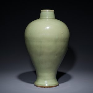 A Chinese Longquan celadon 'meiping' vase, Ming — 照片 2