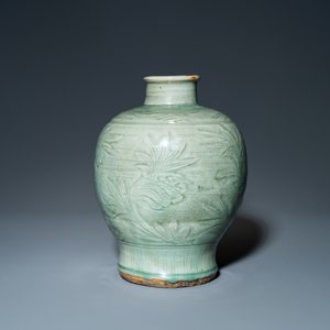 A Chinese Longquan celadon 'meiping' vase with incised floral design, Ming — 照片 2