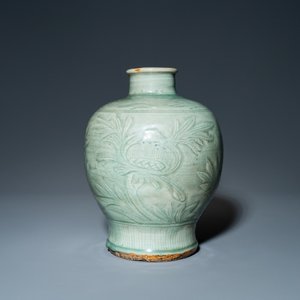 A Chinese Longquan celadon 'meiping' vase with incised floral design, Ming — 照片 3