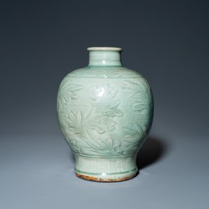 A Chinese Longquan celadon 'meiping' vase with incised floral design, Ming — 照片 4