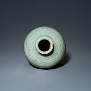 A Chinese Longquan celadon 'meiping' vase with incised floral design, Ming — 照片 5