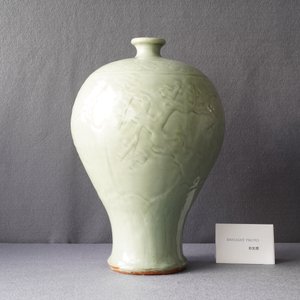 A Chinese Longquan celadon 'meiping' vase with 'Three friends of winter' design, Ming — photo 11