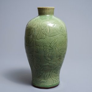 A Chinese Longquan celadon meiping vase with underglaze design, Ming — 照片 4