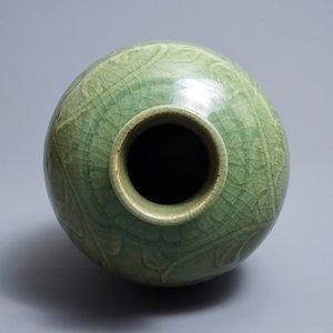 A Chinese Longquan celadon meiping vase with underglaze design, Ming — 照片 5