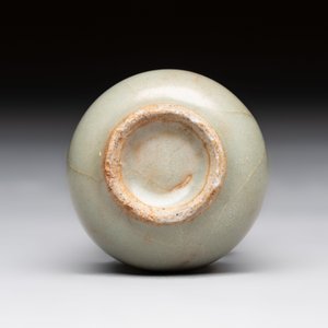 A Chinese Longquan celadon miniature 'Touhu' vase, Yuan/Ming — photo 6