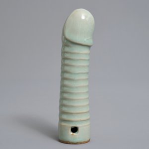 A Chinese longquan celadon model of a phallus, Ming or later — 照片 2