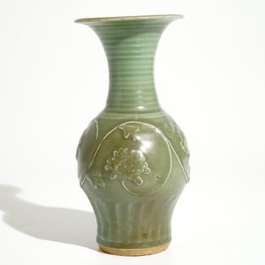 A Chinese Longquan celadon "peony" vase, late Song or Ming — photo 3