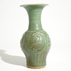 A Chinese Longquan celadon "peony" vase, late Song or Ming — photo 4