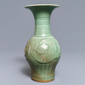 A Chinese Longquan celadon 'peony' vase, Song/Ming — 照片 2