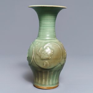 A Chinese Longquan celadon 'peony' vase, Song/Ming — 照片 4