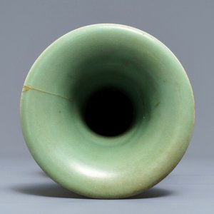 A Chinese Longquan celadon 'peony' vase, Song/Ming — 照片 5