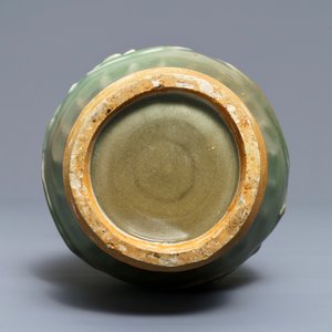 A Chinese Longquan celadon 'peony' vase, Song/Ming — 照片 6