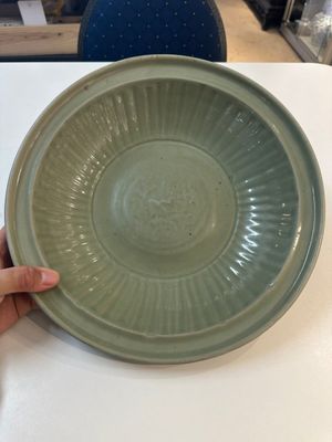 A Chinese Longquan celadon plate with floral design, Yuan/Ming — photo 1