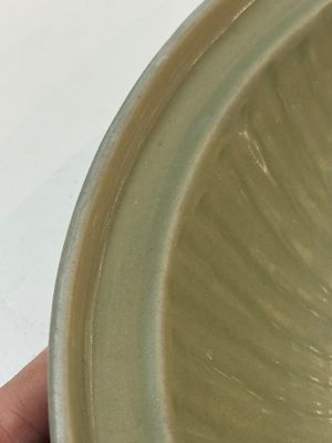 A Chinese Longquan celadon plate with floral design, Yuan/Ming — photo 2
