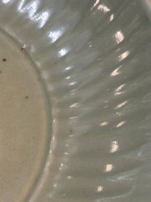A Chinese Longquan celadon plate with floral design, Yuan/Ming — photo 4