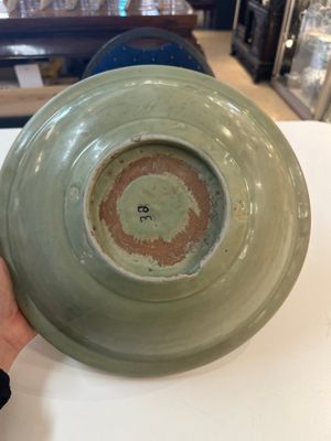 A Chinese Longquan celadon plate with floral design, Yuan/Ming — photo 5