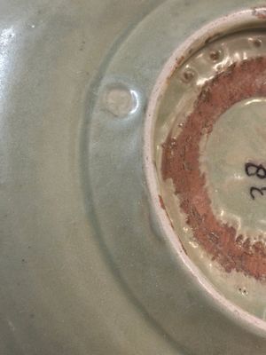 A Chinese Longquan celadon plate with floral design, Yuan/Ming — photo 6