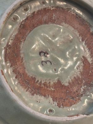 A Chinese Longquan celadon plate with floral design, Yuan/Ming — photo 7