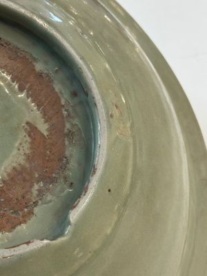 A Chinese Longquan celadon plate with floral design, Yuan/Ming — photo 8