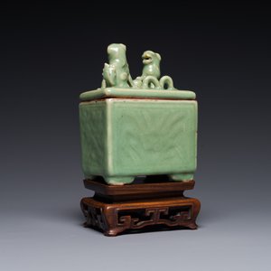 A Chinese Longquan celadon rectangular censer and cover on wooden stand, Ming — photo 2