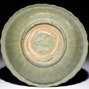 A Chinese Longquan celadon shipwreck dish with underglaze design, Ming — photo 2