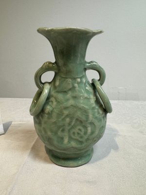 A Chinese Longquan celadon 'shou' vase with handles, Ming — photo 2