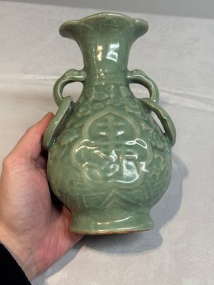 A Chinese Longquan celadon 'shou' vase with handles, Ming — photo 5