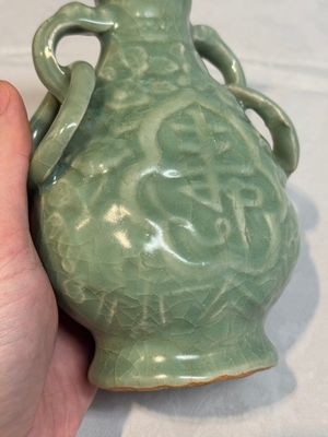 A Chinese Longquan celadon 'shou' vase with handles, Ming — photo 6